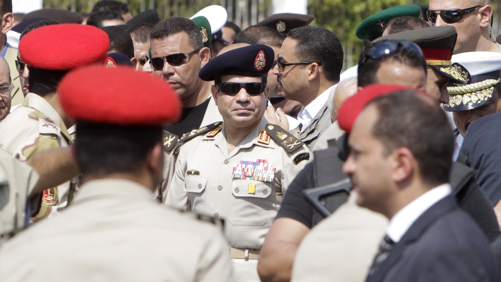 يدرك السيسي القادم من رئاسة المخابرات الحربية طبيعة البيروقراطية المصرية فيما يبدو!
