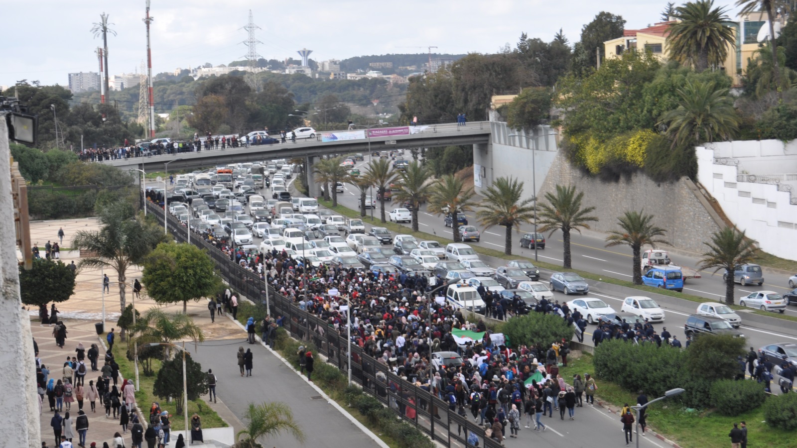 ‪طلاب من جامعة الجزائر في مسيرة بإحدى الطرق السريعة في العاصمة‬ (الجزيرة)