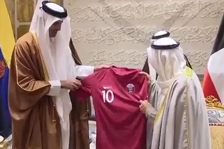 الشيخ تميم يهدي أمير الكويت قميص العنابي بطل آسيا