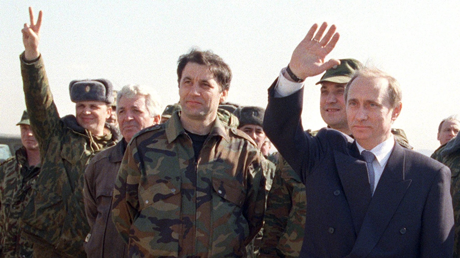  بوتين رفقة الجنود الروس بالعاصمة الشيشانية غروزني في مارس/آذار 2000 (الأوروبية)