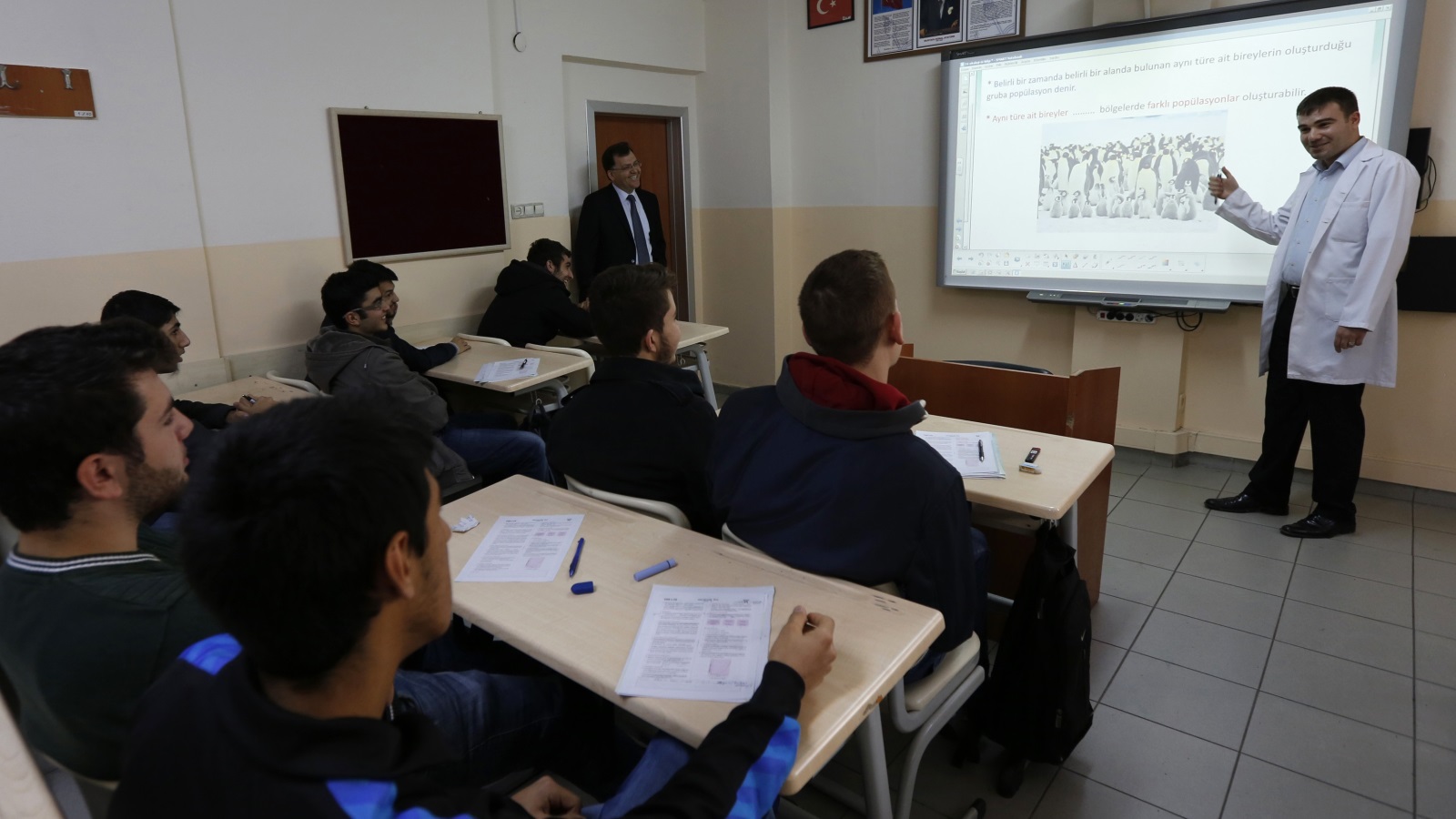 مدرس وطلبة بإحدى جامعات إسطنبول (رويترز)