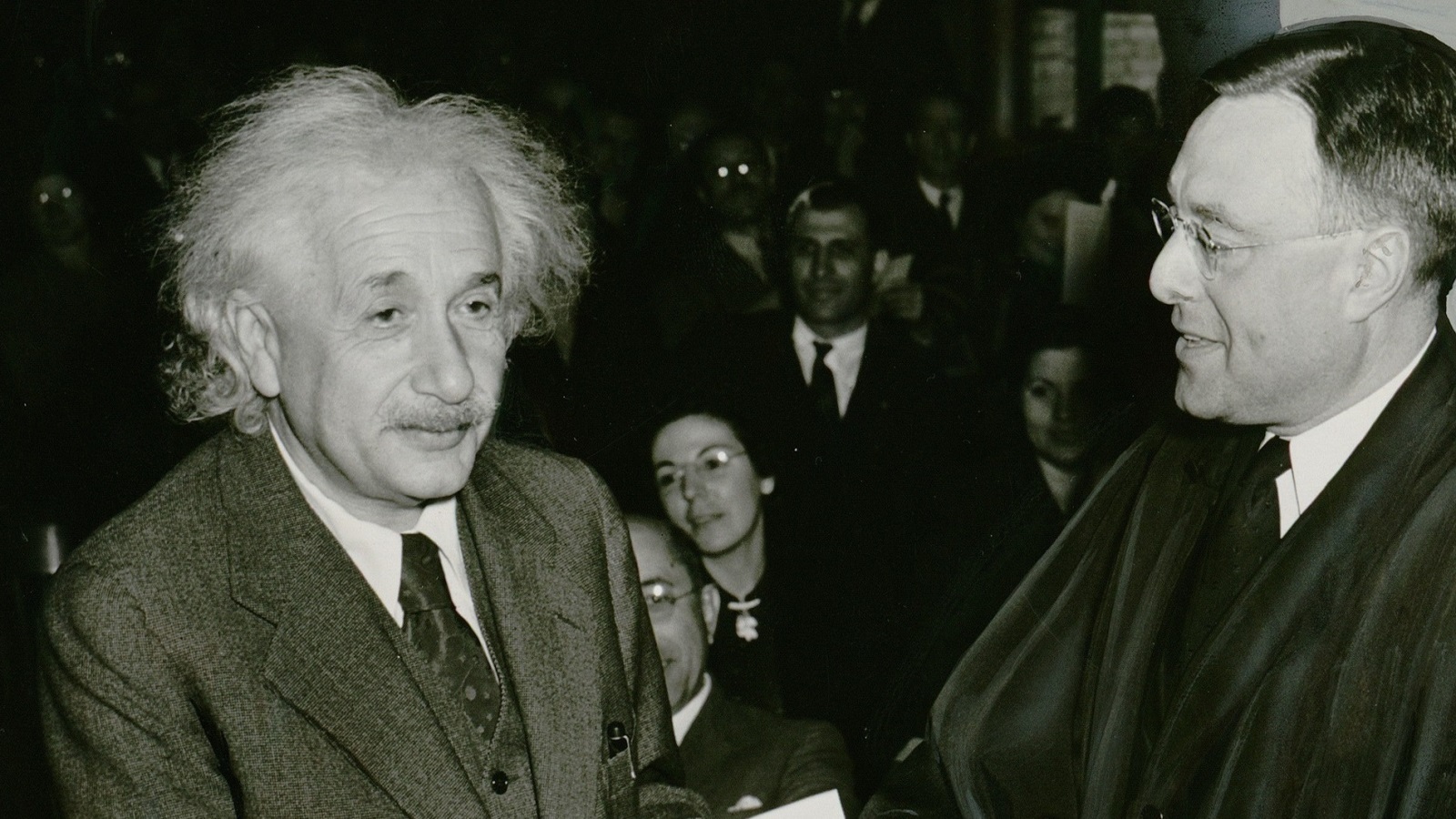كان شرودنجر أحد مؤيدي فكرة أينشتاين التي تقول إن ميكانيكا الكم هي نظرية غير مكتملة بعد