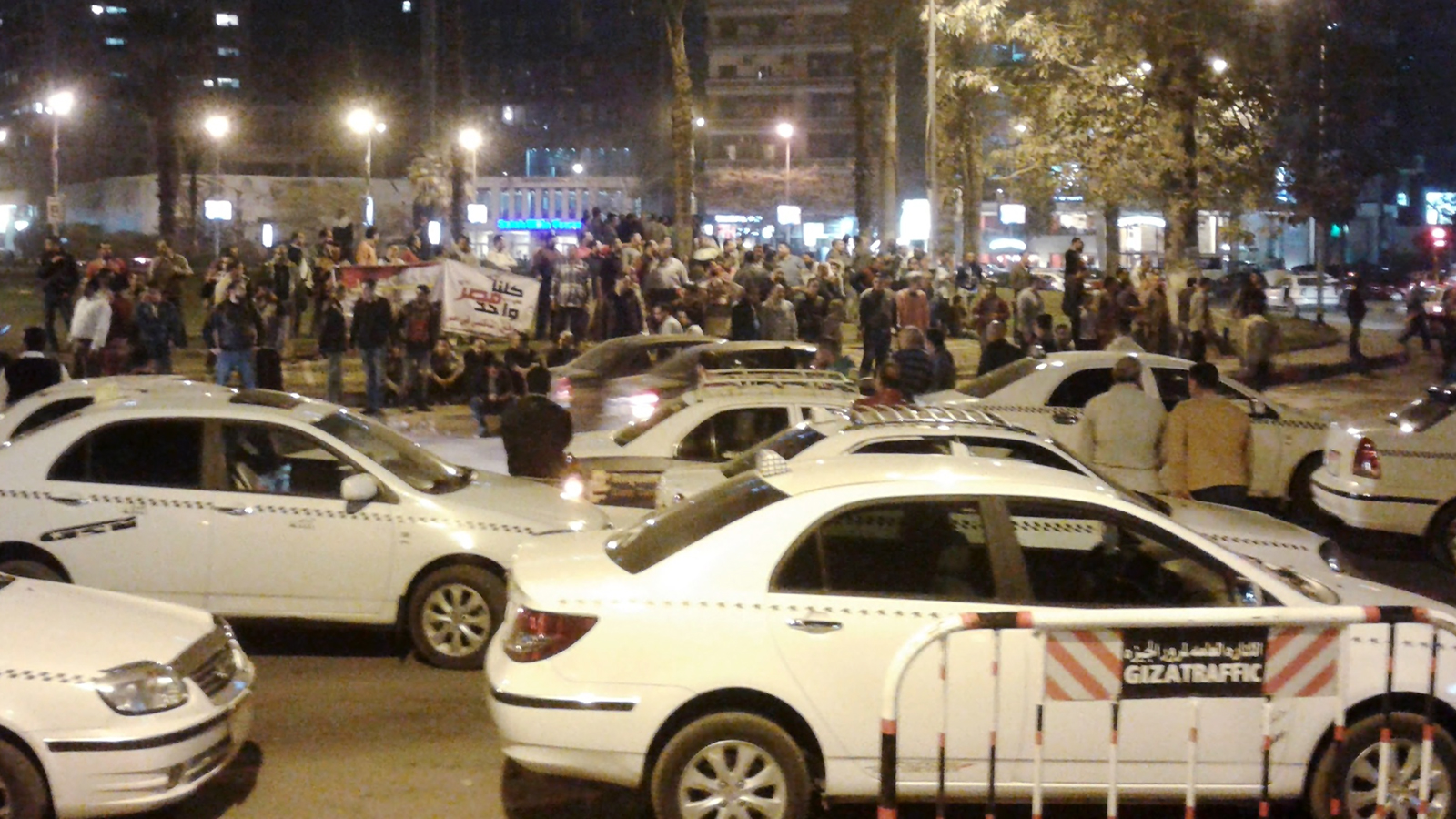 ‪مئات من سائقي التاكسي الأبيض تظاهروا بسياراتهم احتجاجا على دخول أوبر وكريم سوق التوصيل في مصر‬ (الجزيرة-أرشيف)
