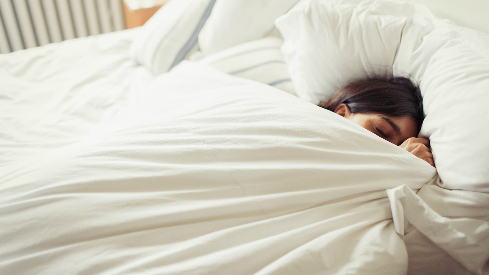 ‪تنظيم النوم بمعدل يتراوح بين سبع وثماني ساعات في اليوم يقلل التوتر‬ (غيتي إيميجز)