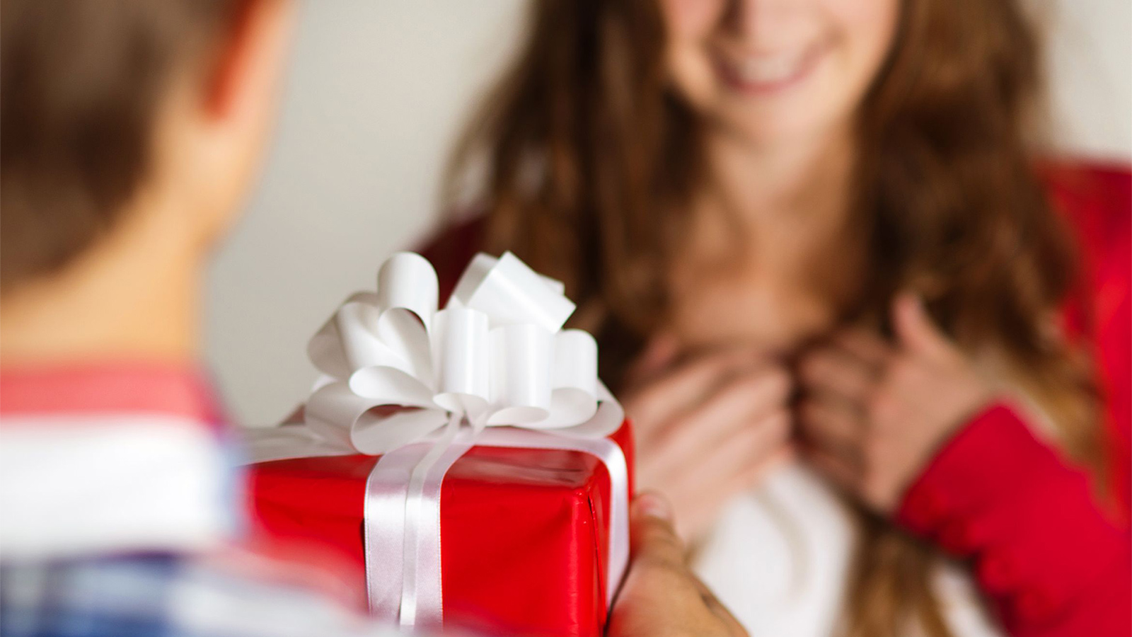 ‪الهدايا تقدم بالمنزل وقيمتها تحدد حسب العلاقة التي تربط الطرفين ببعضهما‬ (وكالات)