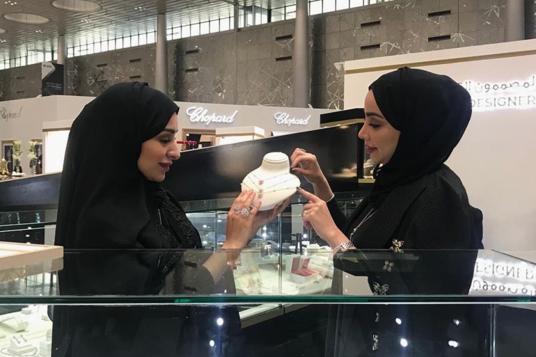 حصة على اليمين وشقيقتها جواهر في معرض المجوهرات 2019