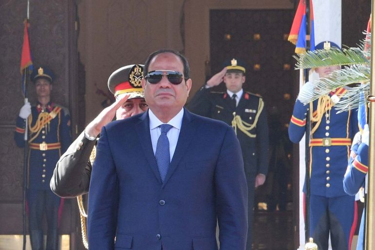 Egyptian President Abdel Fattah al-Sisi attends a welcoming ceremony with Sudan's President Omar al-Bashir (unseen) at the Ittihadiya presidential palace in Cairo, Egypt, January 27, 2019. in this handout picture courtesy of the Egyptian Presidency. The Egyptian Presidency/Handout via REUTERS ATTENTION EDITORS - THIS IMAGE WAS PROVIDED BY A THIRD PARTY