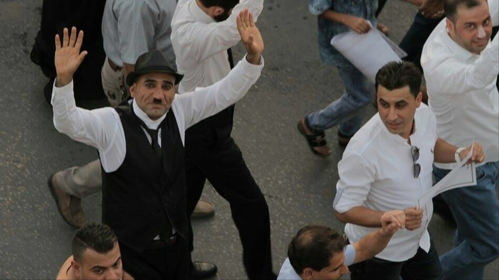 علاء بين المتظاهرين المطالبين بالخدمات وتوفير فرص العمل