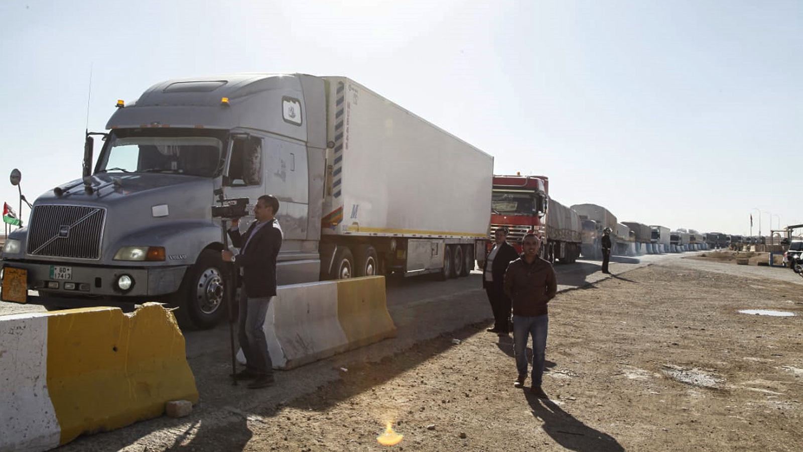 ‪أولى الشاحنات الأردنية في طريقها للعراق بعد توقيع اتفاقيات بين البلدين‬ (وكالة الأنباء الأردنية)