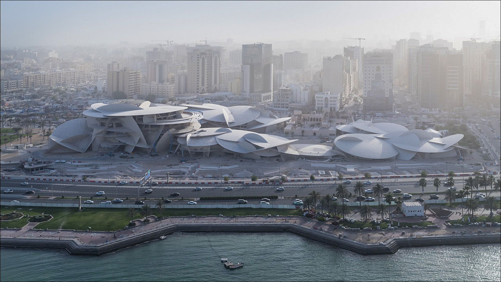 ‪متحف قطر الوطني يتيح لزواره رحلة عبر الزمن تمتد داخل فضائه لمسافة تتجاوز 1.5 كلم‬ (الجزيرة)
