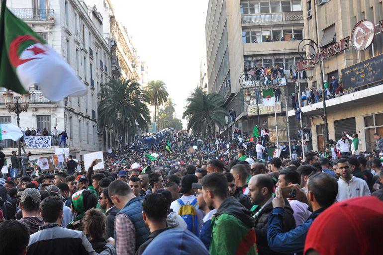 تفاعل الجزائريين في المظاهرات الحاشدة أيام الجمعة