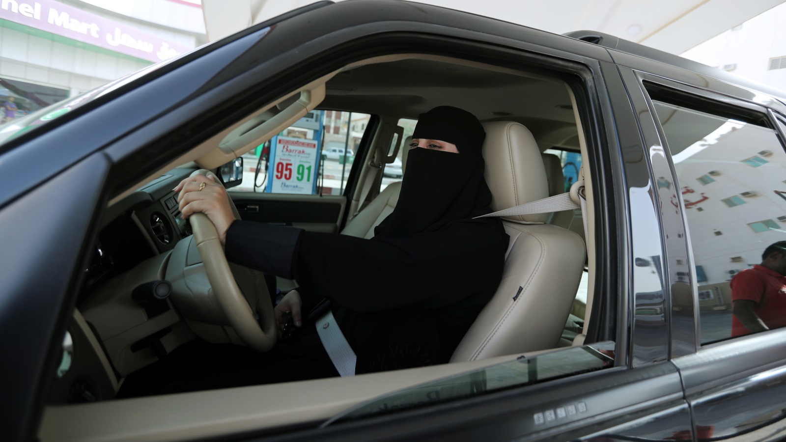 ‪هيومن رايتس ووتش: على السعودية إطلاق سراح ناشطات قيادة المرأة (رويترز)‬ هيومن رايتس ووتش: على السعودية إطلاق سراح ناشطات قيادة المرأة (رويترز)