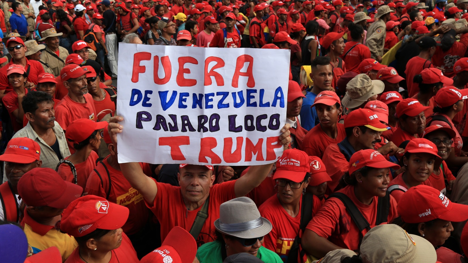 مؤيدو مادورو طالبوا ترامب وإدارته برفع يدهم عن فنزويلا (الأناضول)