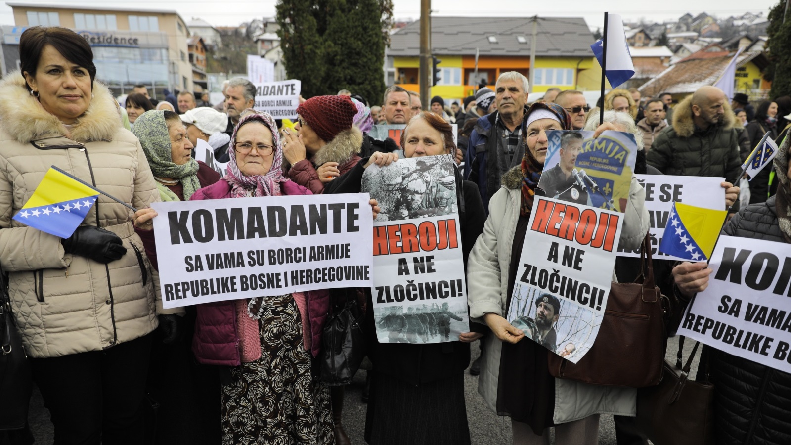 ‪أهالي ضحايا مذبحة سربرنيتشا يطالبون بالعدالة في مظاهرة العام الماضي‬ (الأناضول)