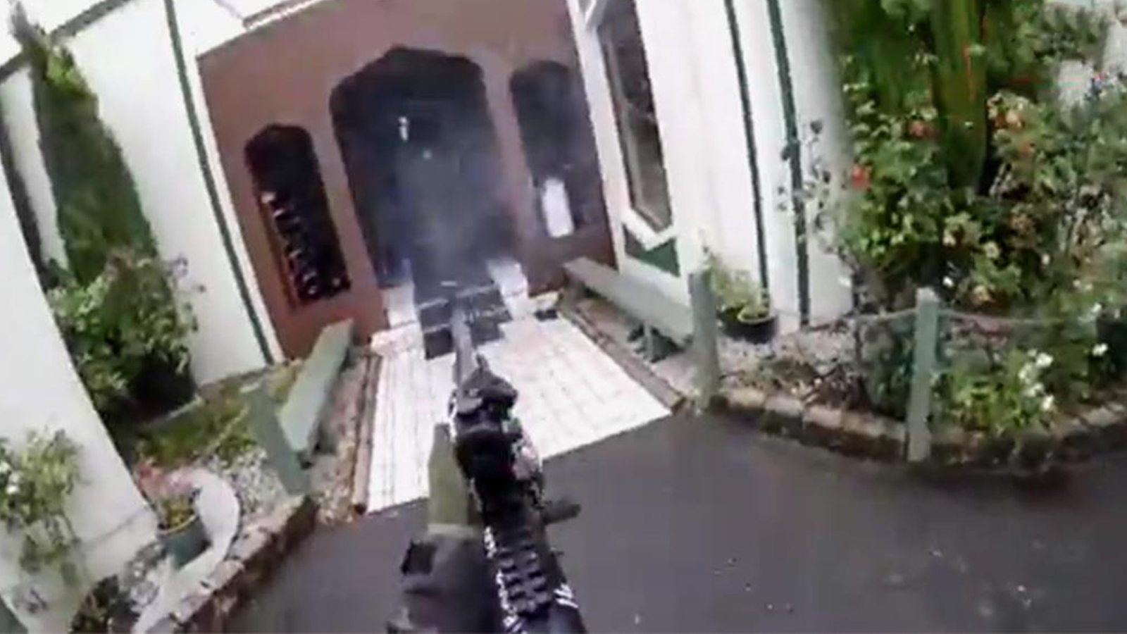 صورة من كاميرا الإرهابي في حادث نيوزيلندا الأخير (مواقع التواصل)