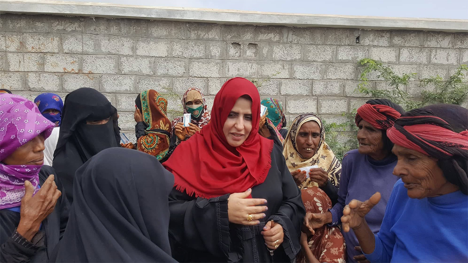 ‪الدكتورة أشواق محرم أثناء وجودها مع بعض النساء في منطقة الحديدة لمعرفة احتياجاتهن‬ (الجزيرة)