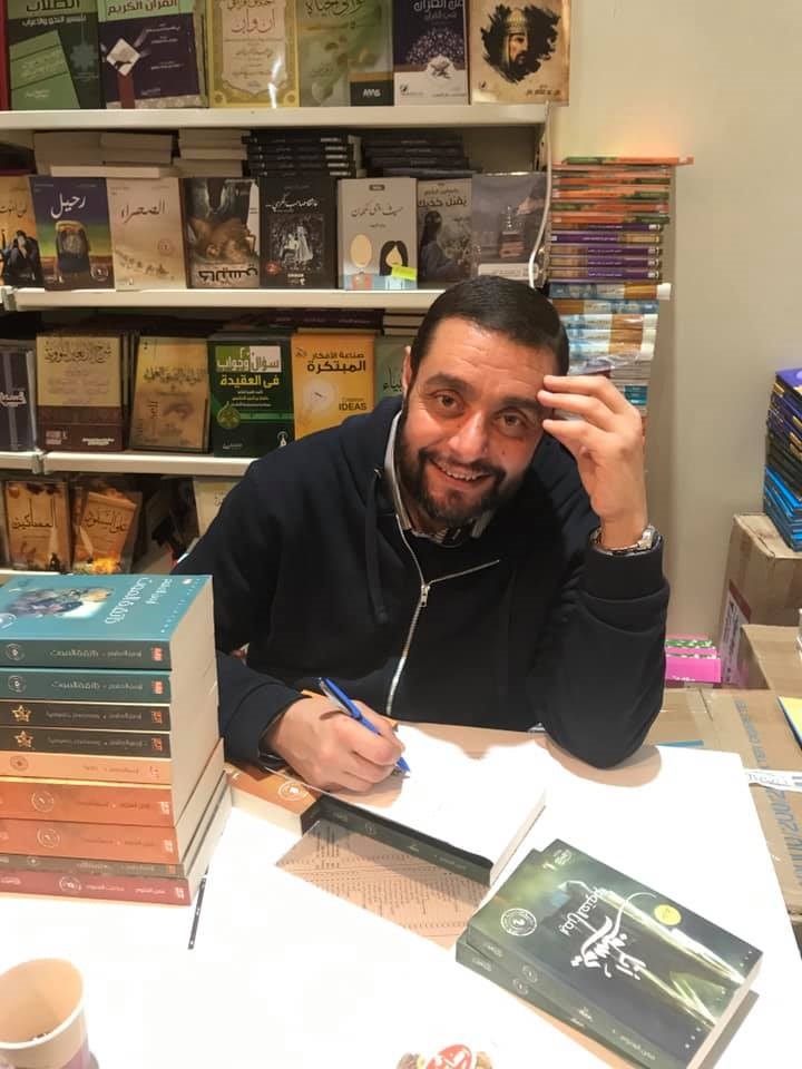 الكاتب والروائي الأردني أيمن العتوم (مواقع التواصل)