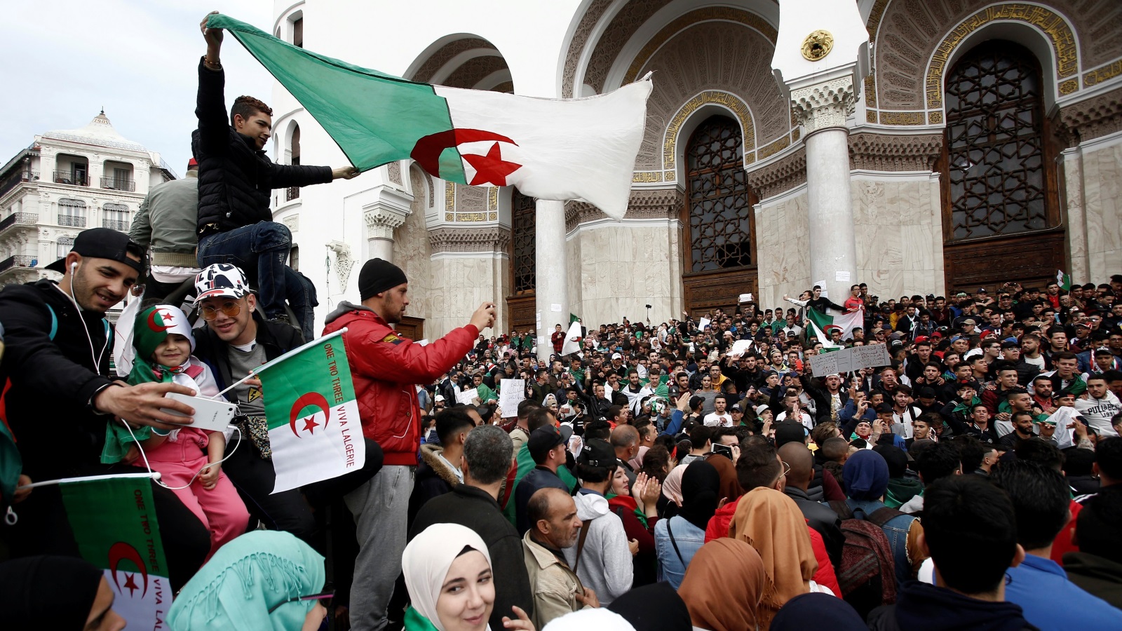 ‪جانب من احتجاجات أمس وسط العاصمة الجزائرية تدعو لرحيل نظام بوتفليقة‬ (رويترز)