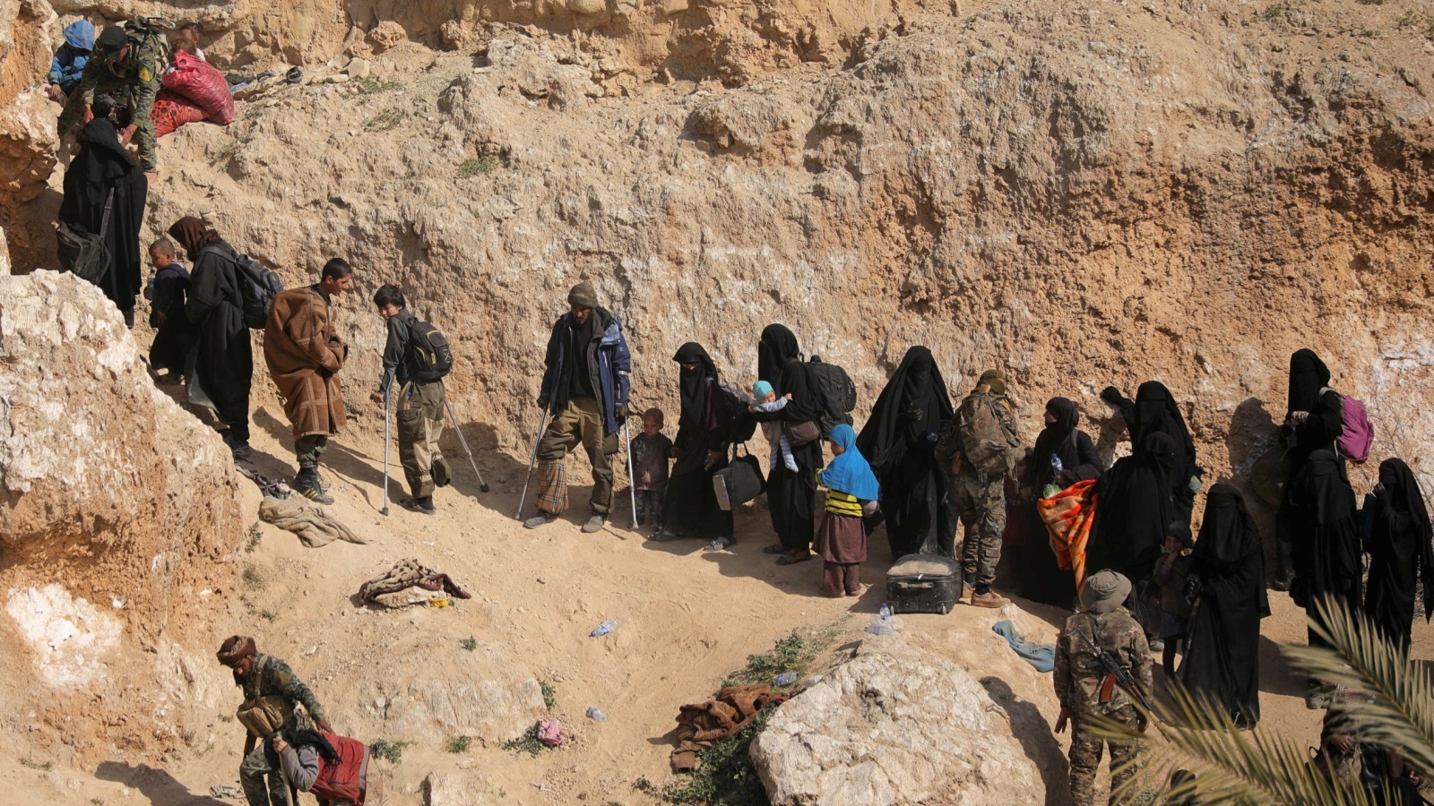 ‪عناصر من تنظيم الدولة وعائلاتهم بعد استسلامهم في الباغوز يوم 12 مارس/آذار الجاري‬ (رويترز)