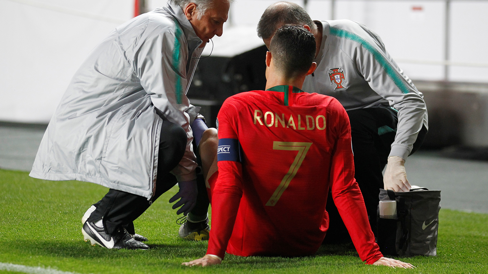 رونالدو يتلقى العلاج عقب إصابته بفخذه الأيمن بمباراة البرتغال ضد صربيا بتصفيات الأمم الأوروبية (رويترز)