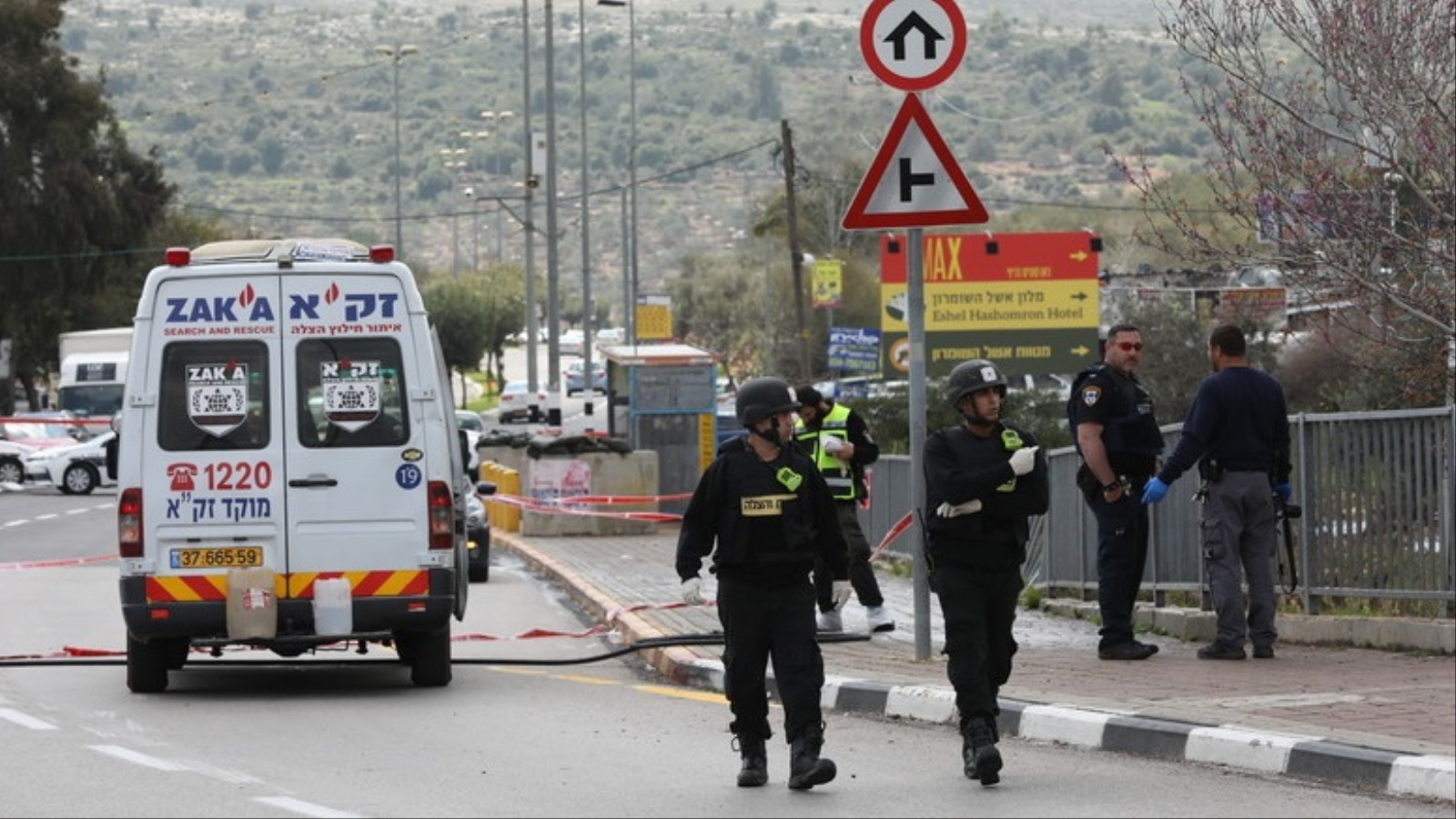 ‪خبراء وجنود إسرائيليون يفحصون المكان الذي وقع فيه إطلاق النار بمدخل مستوطنة أريئيل‬ (الأوروبية)