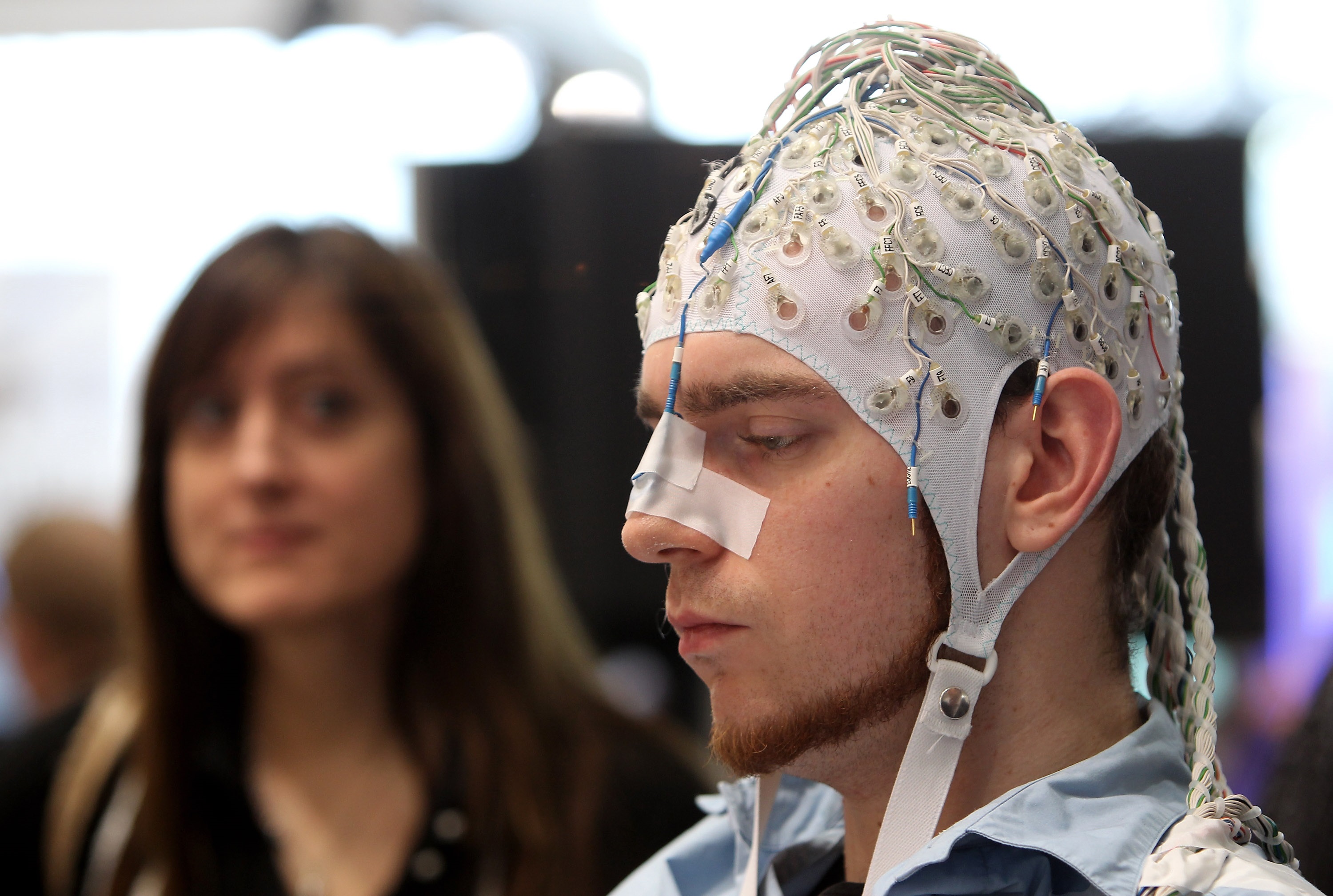 تجربة في قياس تخطيط أمواج الماغ (EEG) (غيتي إيميجز)