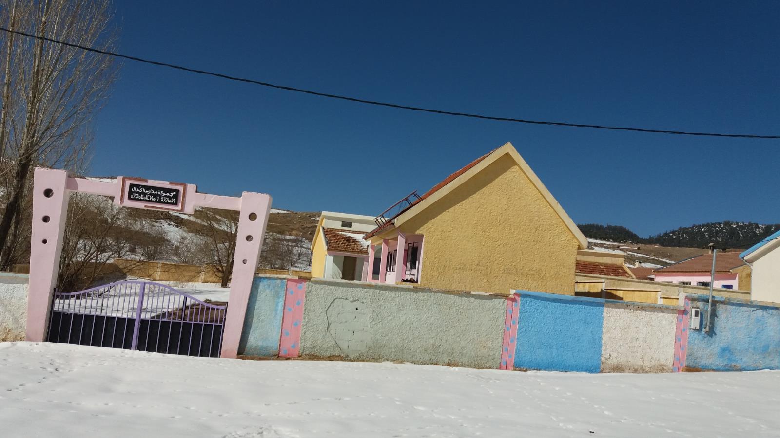 ‪مدرسة في إحدى قرى الأطلس الجبلية مغلقة بسبب إضراب الأساتذة‬ (الجزيرة نت)