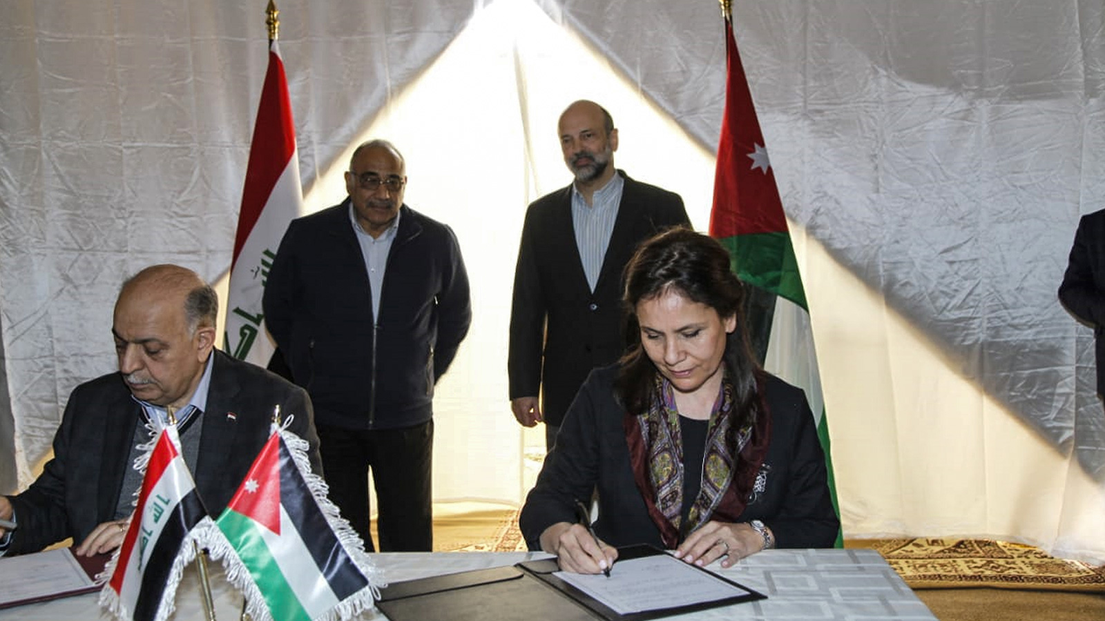 ‪توقيع الأردن والعراق اتفاقيات بحضور رئيسي وزراء البلدين‬ (وكالة الأنباء الأردنية) 