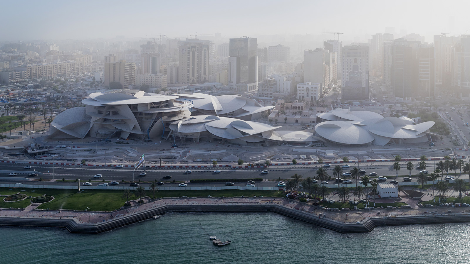 ‪ة متحف قطر الوطني الجديد المصمم على شكل وردة الصحراء‬ (الجزيرة)