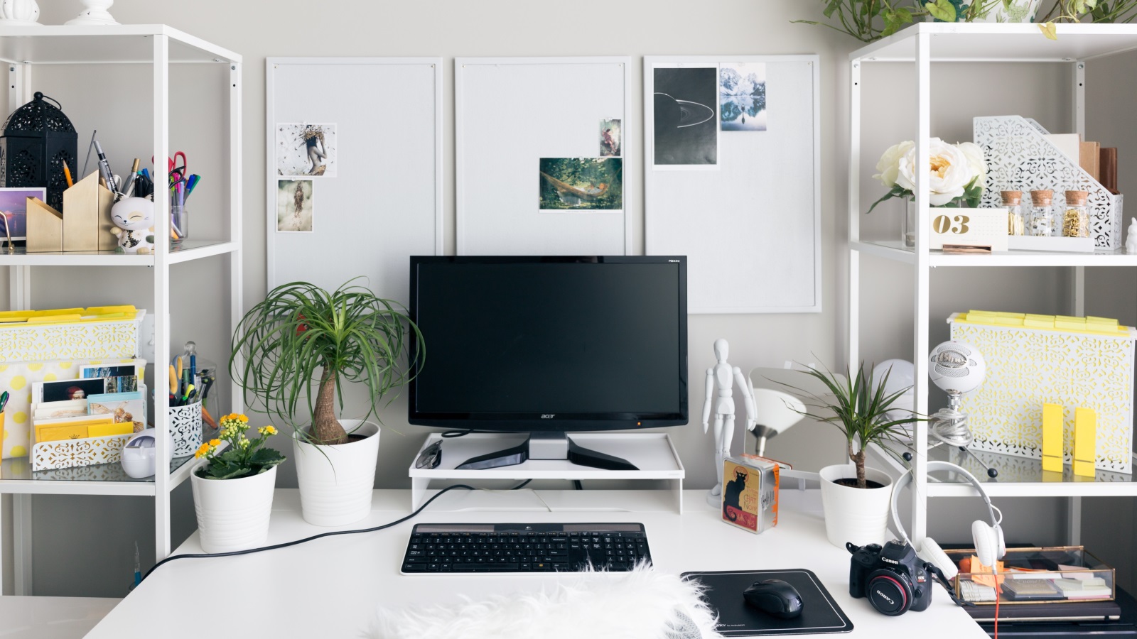 يُعتبر اللون الأخضر من الألوان المميزة التي ترتبط بالطبيعة والنمو، لذا يمكن استخدامه في غرفة المكتب لما له من تأثير جيد