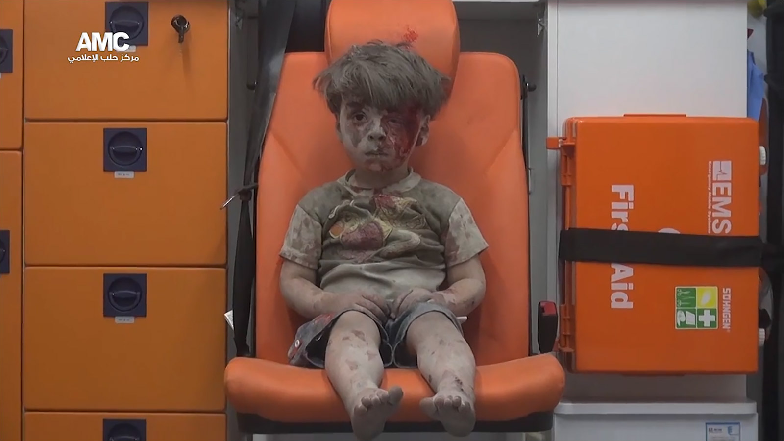 الطفل عمران الذي نجا من تحت الركام جراء القصف  (ناشطون)