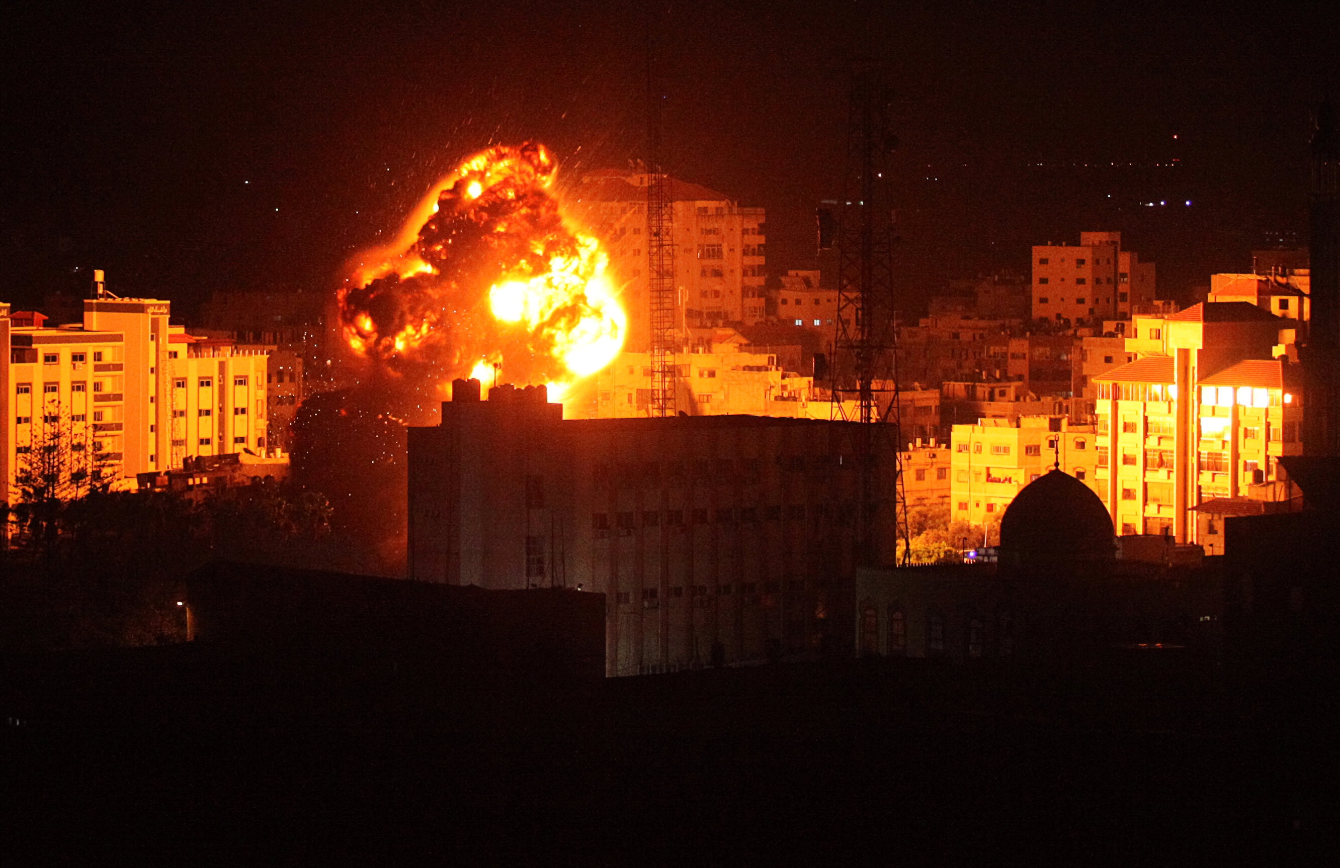 القصف الإسرائيلي على غزة  (رويترز)