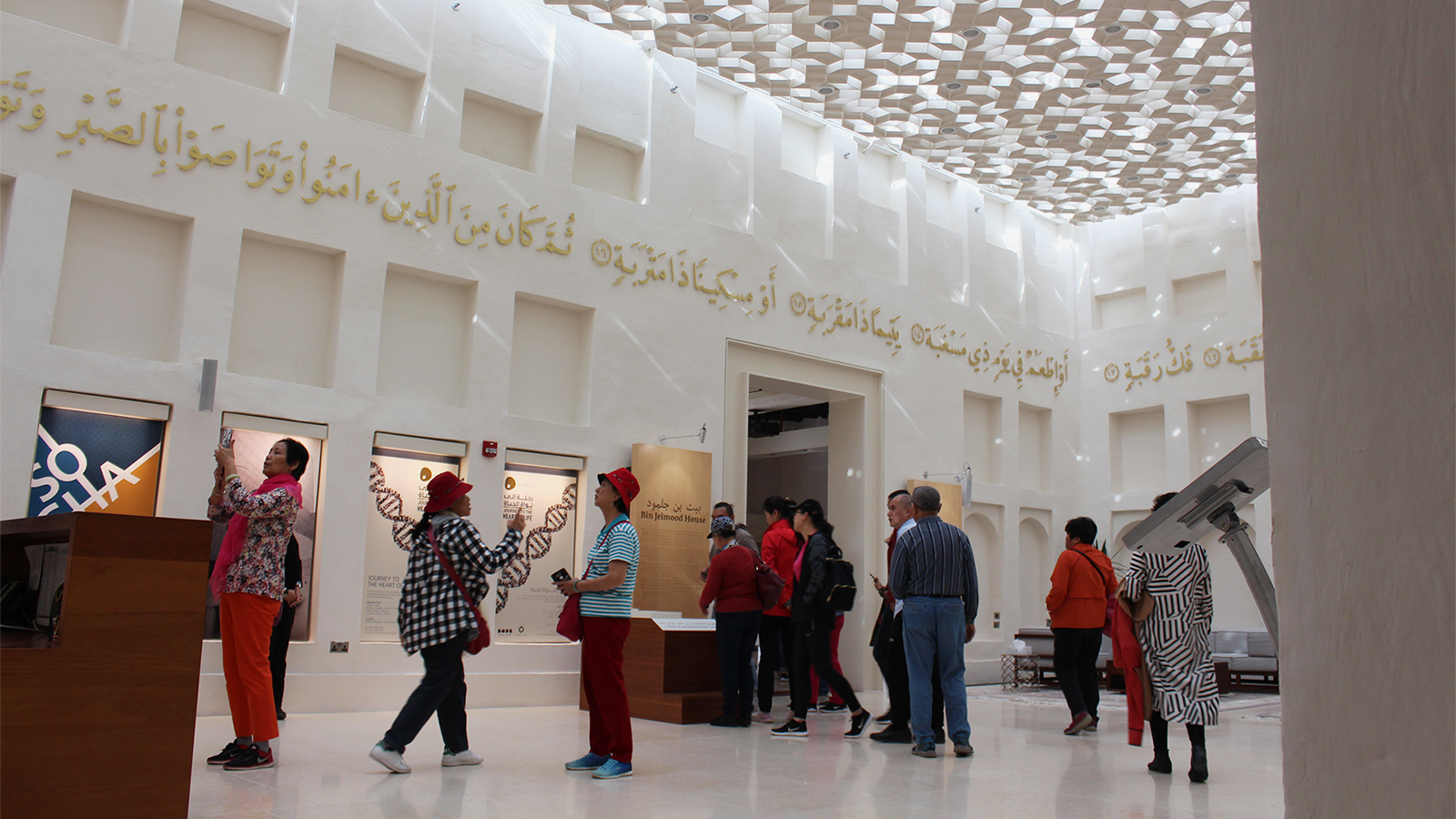 ‪اهتمام من السياح بالعروض الثقافية التي يقدمها بيت بن جلمود‬ (الجزيرة)
