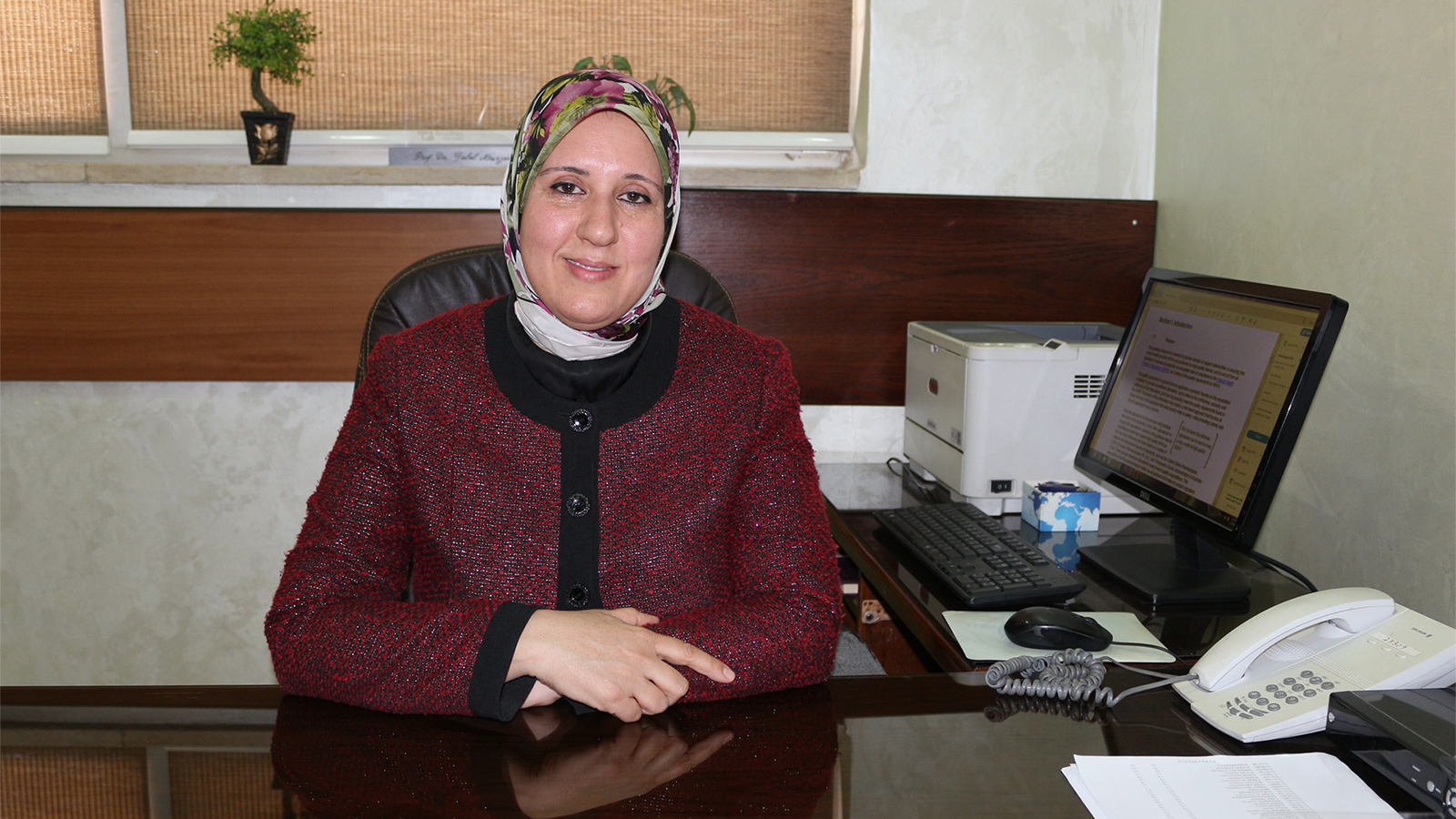 ‪عبير الغنانيم عادت إلى وطنها بعد إنهاء دراساتها لتسخير خبرتها لتطوير الجامعات الأردنية‬ (الجزيرة)