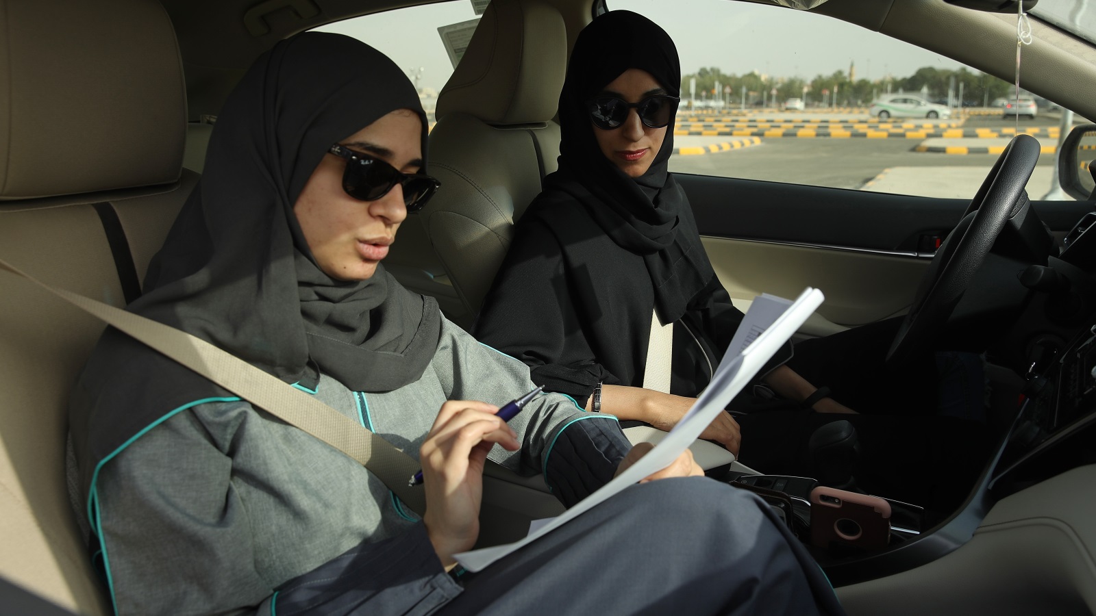 ‪السعوديون يبدون استياءهم جراء اضطرار بناتهم للعمل في وظائف تتطلب منهن التفاعل مع الذكور‬  (غيتي إمجيز)
