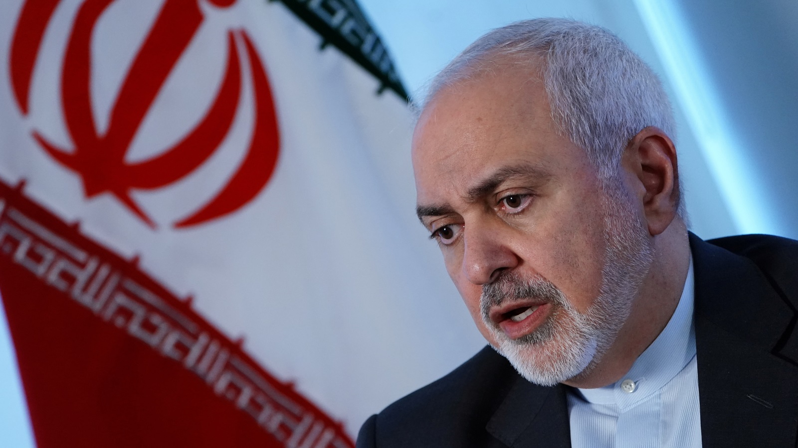 ‪ظريف: على واشنطن أن تكون مستعدة للعواقب إذا حاولت منع طهران من بيع نفطها واستخدام مضيق هرمز‬ (رويترز)