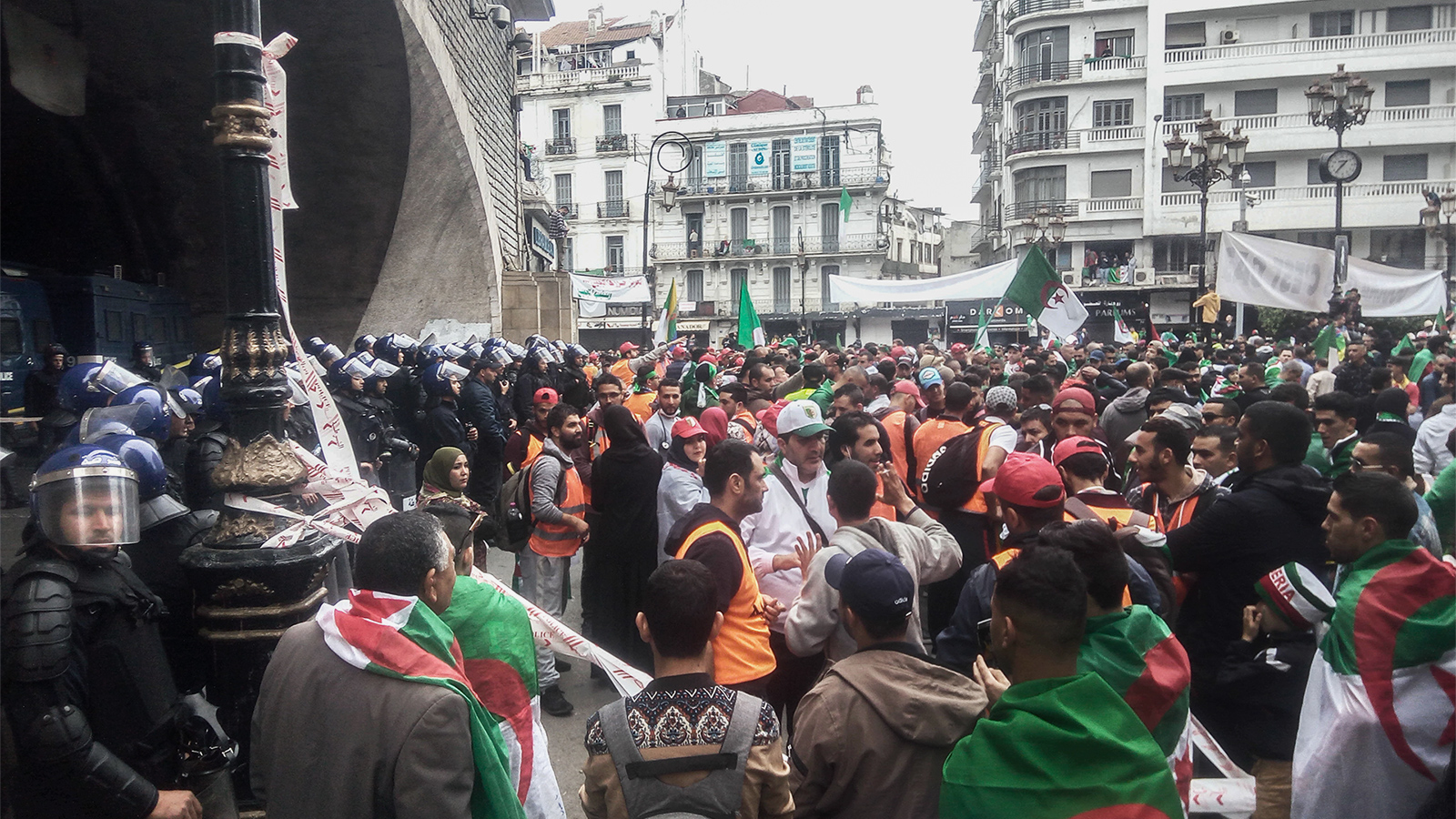المحتجون يحاولون دخول نفق الجامعة المركزية وشباب السترات البرتقالية يمنعونهم (الجزيرة)