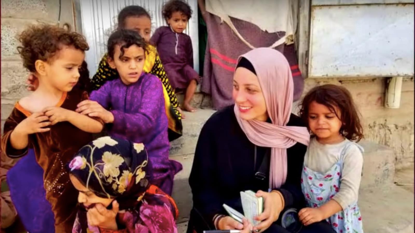 انخرطت الصحفية ناريمان المفتي في المجتمع اليمني لتقوم بعملها (الجزيرة)