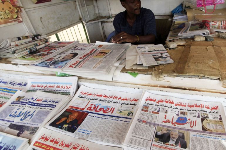 The al-Intibaha newspaper is seen on display with other newspaper titles at a newsstand in Khartoum, November 10, 2012. Picture taken November 10, 2012. REUTERS/Mohamed Nureldin Abdallah (SUDAN - Tags: MEDIA)