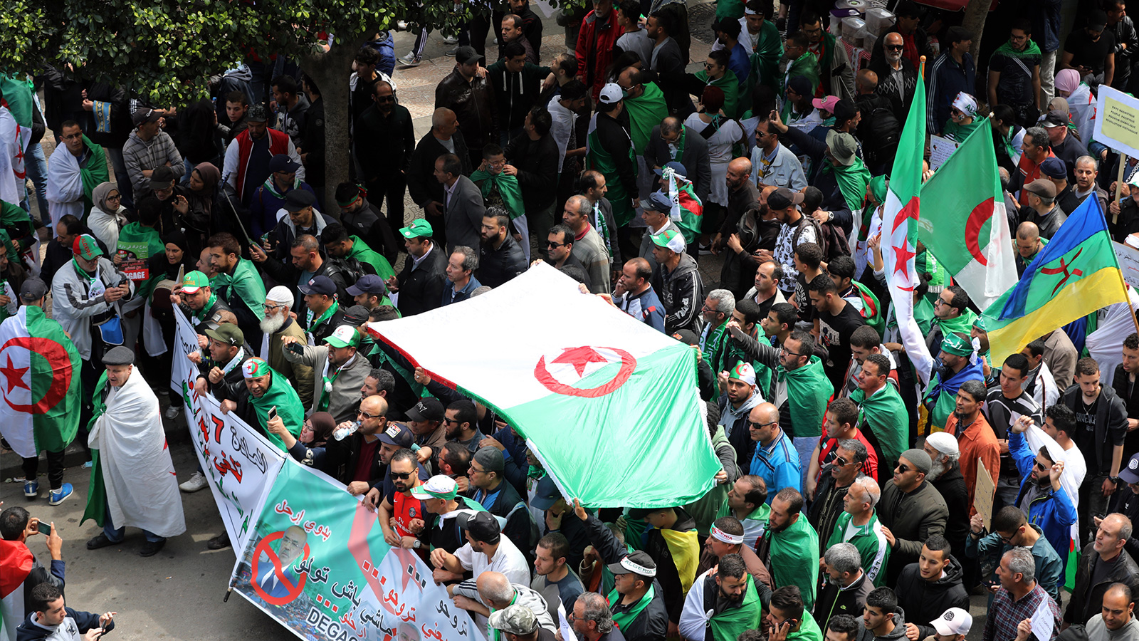 ‪حراك الجزائر رفض أركان نظام بوتفليقة‬ (الجزيرة)