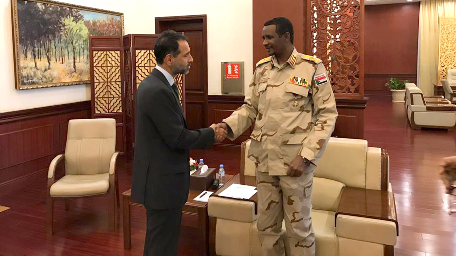 ‪السفير البريطاني في الخرطوم عرفان صديق (يسار) يلتقي نائب رئيس المجلس العسكري الانتقالي محمد حمدان‬ (مواقع التواصل)