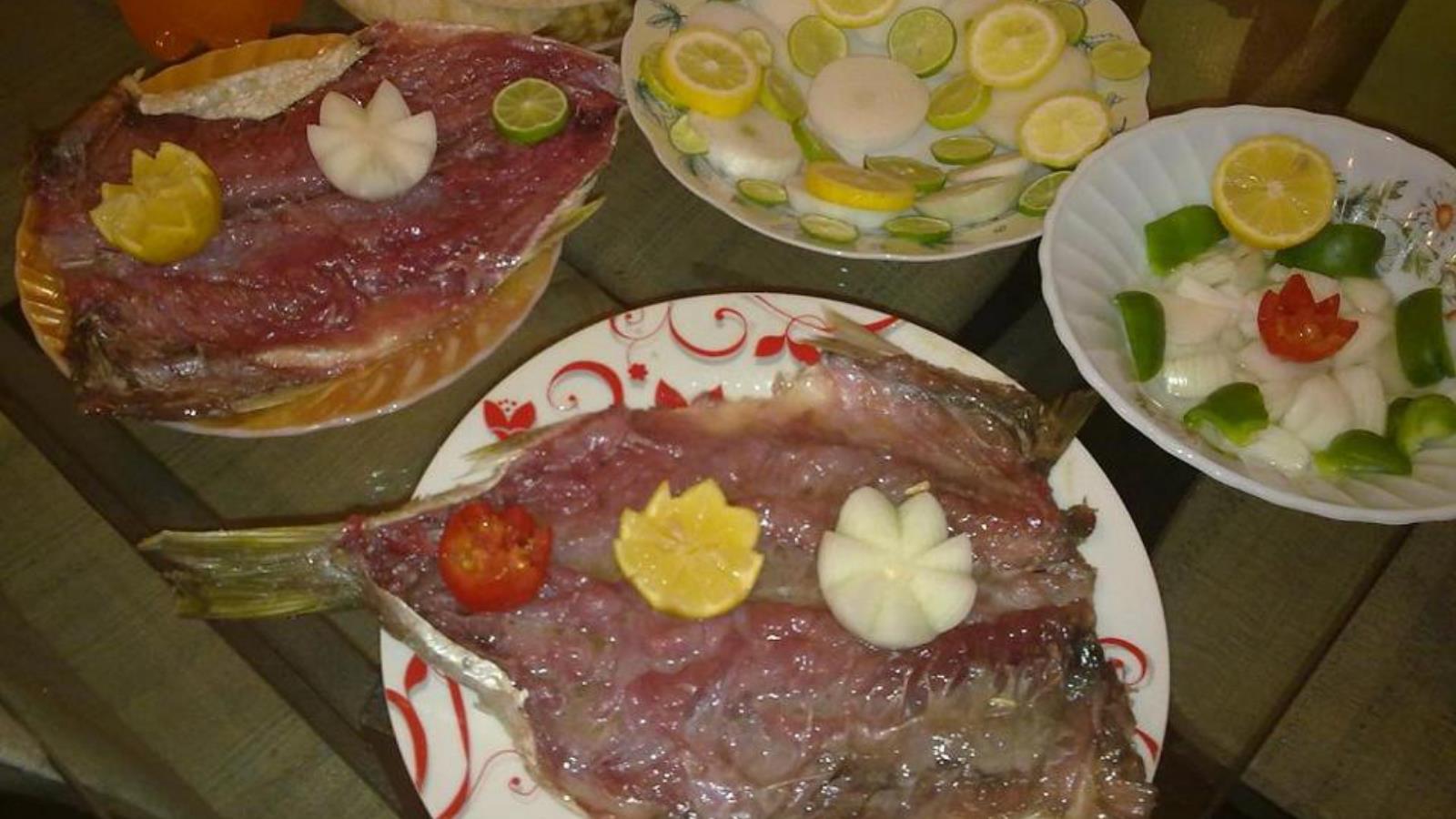 ‪لا تخلو المائدة المصرية من أطباق السمك المملح والمدخن يوم شم النسيم‬  (مواقع التواصل) 