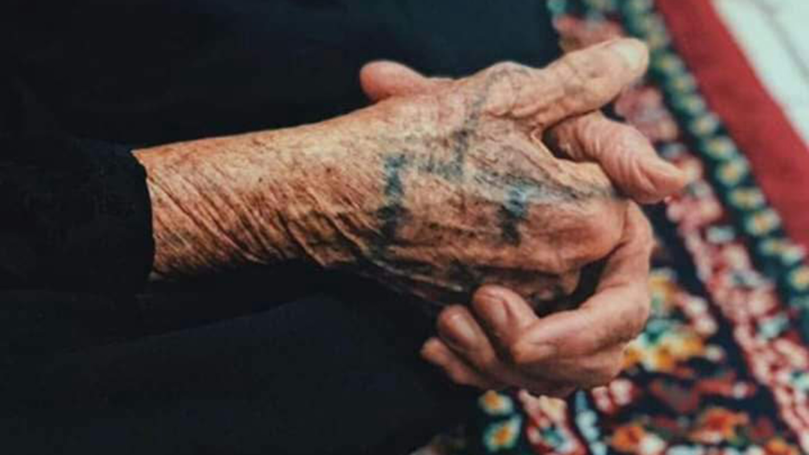 مسنة عراقية تضع وشما على يدها(الجزيرة)