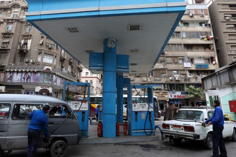 Vehicles are seen being filled up with fuel by employees at a CO-OP petrol station in Cairo, January 13, 2015. Picture taken January 13, 2015. REUTERS/Mohamed Abd El Ghany (EGYPT - Tags: TRANSPORT BUSINESS COMMODITIES ENERGY SOCIETY)