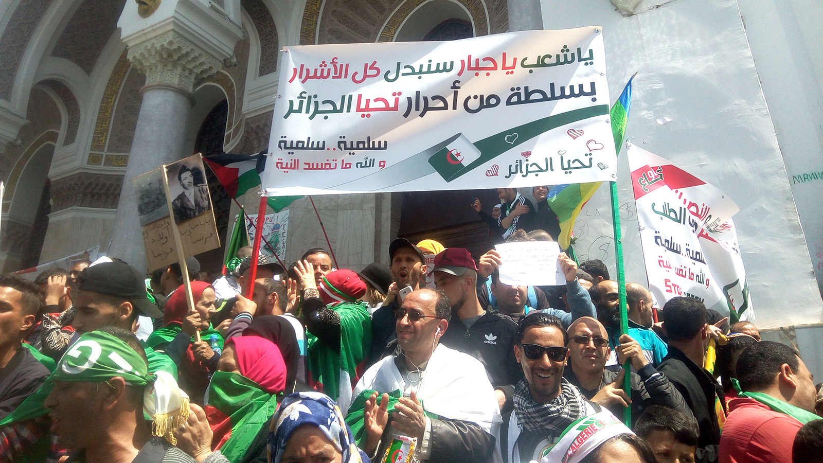 ‪مظاهرة في ساحة البريد المركزي‬ (الجزيرة)