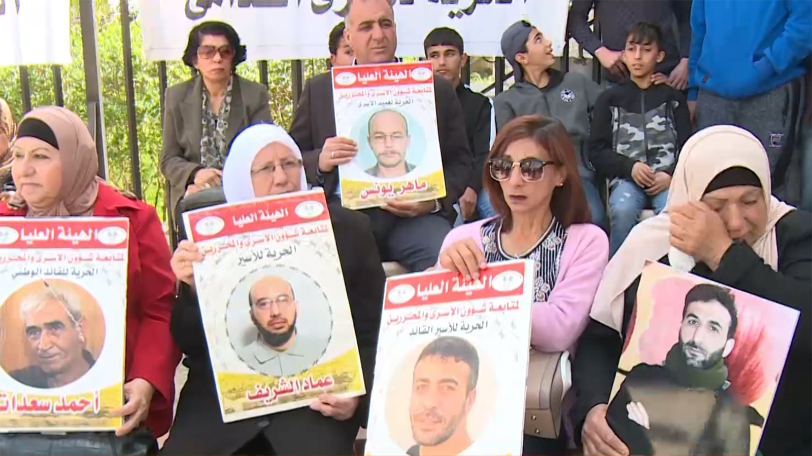 ‪أهالي الأسرى بسجون الاحتلال الإسرائيلي يشاركونهم الإضراب عن الطعام‬  (الجزيرة)