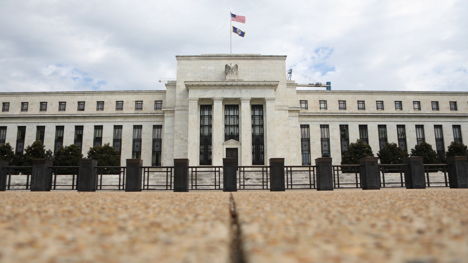 هناك توقعات بأن يقرر الاحتياطي الفيدرالي الأميركي خفض أسعار الفائدة قريبا (رويترز)