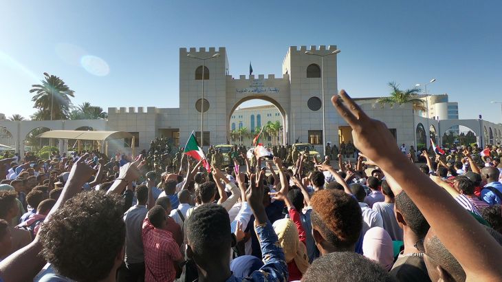 خروج دبابات الجيش السوداني لحماية المعتصمين