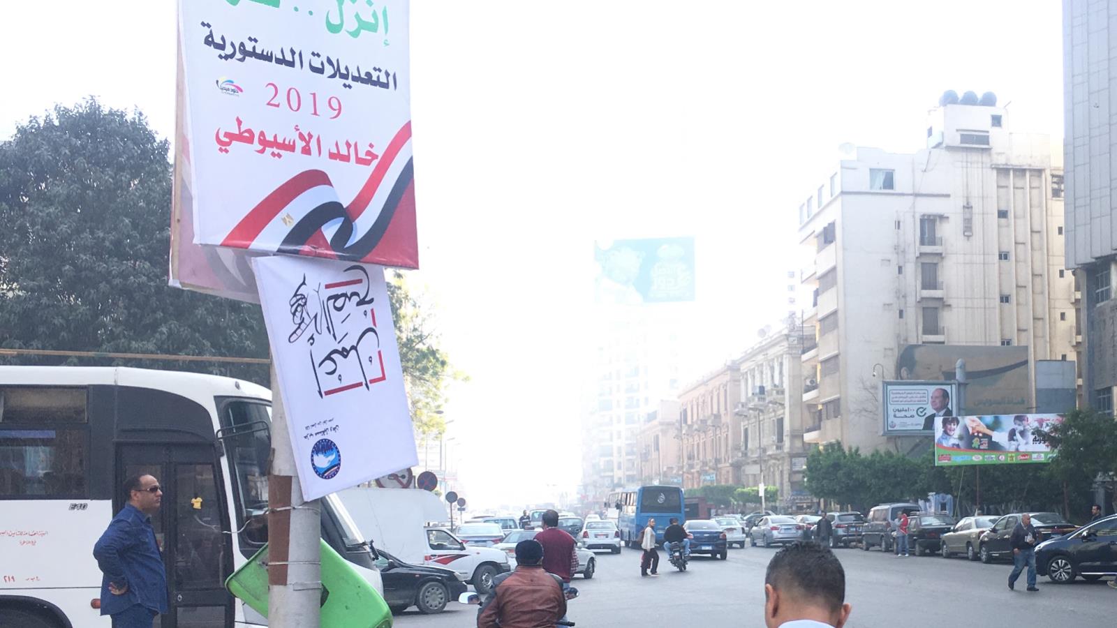 يشكو ناشطون من التضييق على تحركاتهم المعارضة لتعديل الدستور (الجزيرة)