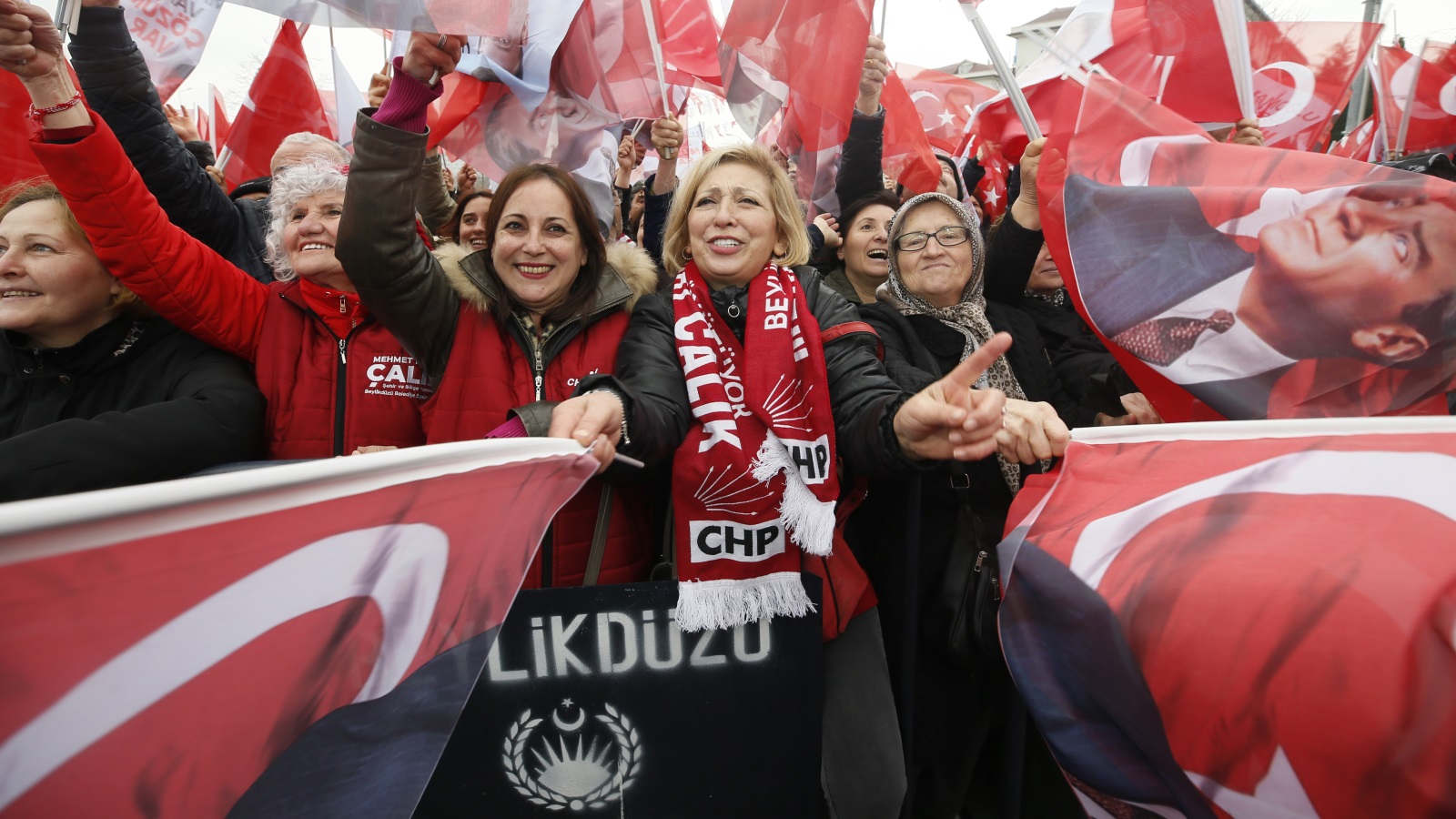 بعض داعمي حزب الشعب الجمهوري في تركيا (وكالة الأناضول)